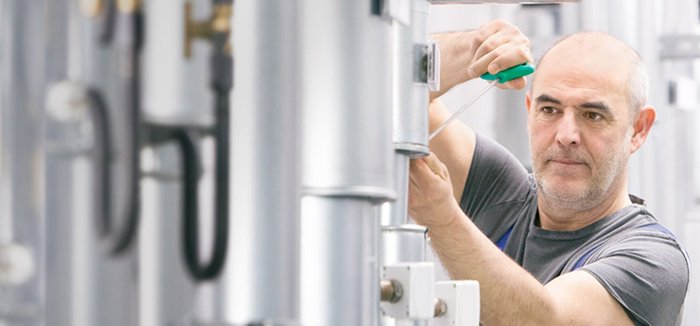 Ein Pumpenhersteller arbeitet an einer Heizungspumpe