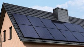 Ein Dach mit einer Photovoltaikanlage